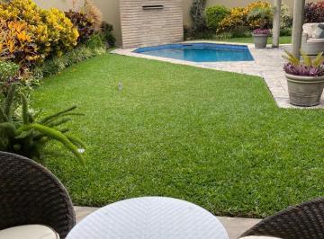 Casa en Venta de 3 habitaciones Santiago de Surco · Casa Moderna en Condominio con Jardin y Piscina