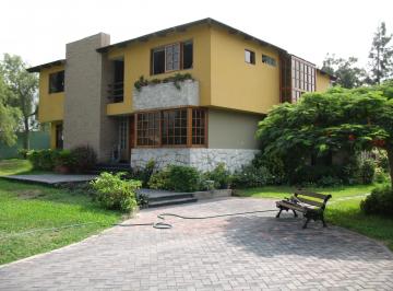 Casa de 4 habitaciones, Lima · ¡Nversionistas! Casa/terreno 2,500 m. Us1,450,000 a m Coleg. Lord Byron La Molina