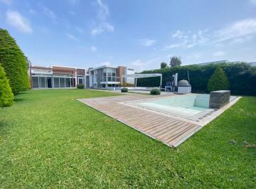 Casa de 5 habitaciones, Lima · En Venta Bella Casa de Campo con Piscina y Arquitectura Moderna