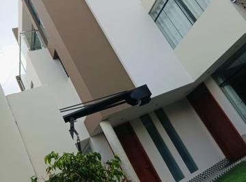 Vista de cochera y diseño exterior · Hermosa Casa Jardín - Lìmite Pocollay con Cercado