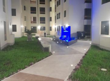 Jardín interno, con piletas y bancas. · Alquilo Departamento de Estreno - Edificio Paseo Orfebres II