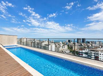 Piscina · Moderno Depa en Miraflores con Piscina y Áreas Comunes
