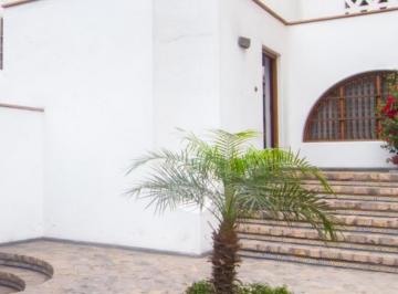 Departamento de 6 habitaciones, Lima · Venta de Casa Estilo Mediterránea con 2 Cocheras