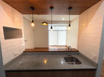 Tablero de granito, luminarias decorativas · Lindo Depa 1 Dormitorio con Patio