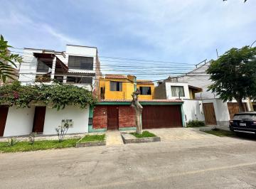 Casa de 5 habitaciones, Lima · Casa Frente a Parque - Urb. Los Cedros de Villa
