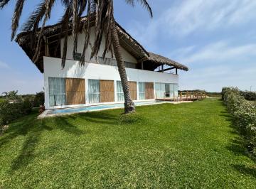 Casa en Venta de 5 habitaciones El Carmen · En Frente de La Playa y Amoblada! Disfruta del Campo y La Playa!