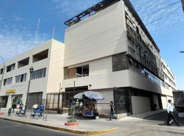 Fachada Actual · Edificio de Oficinas en La Av Alfonso Ugarte (Frente Colegio Guadalupe)