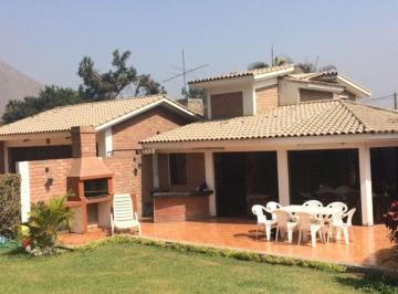 Casa de 3 habitaciones, Lima · Casa de Campo en Condominio en La Cantuta, Cerca Al Club Regatas.