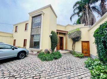 Casa · 330m² · 3 Dormitorios · 4 Estacionamientos · Venta Elegante Casa en Camacho, La Molina