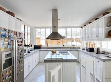 Casa · 433m² · 4 Dormitorios · 2 Estacionamientos · Linda Casa Renovada con Amplio Jardin Dos Frentes y Taller de Cocina Profesional
