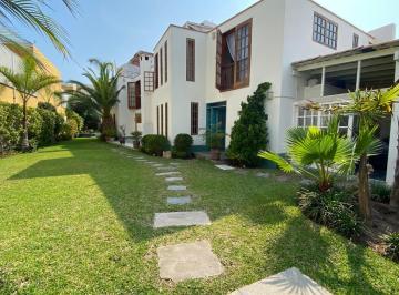 Casa de 5 habitaciones, Lima · En Venta Casa Acogedora y de Especial Arquitectura