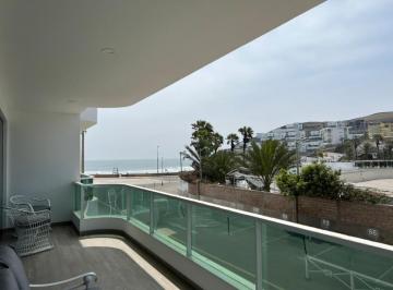 Simpática terraza con vista  lateral al mar y Club Esmeralda · Precioso Departamento en Venta con Vista Al Mar Playa de Santa Maria
