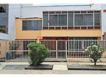 Casa de 4 habitaciones, Lima · Venta de Casa Como Terreno en Pueblo Libre Cerca a Av Bolivar y Sucre