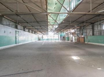 Nave industrial · 670m² · Alquiler de Amplio Local Industrial (Depósito) en Av Argentina Área 670 m²