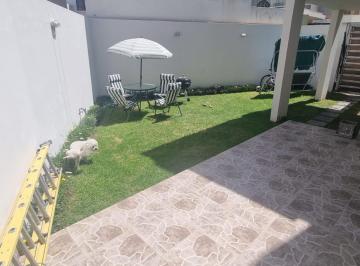 Cluster Inmobiliario · Estupenda Casa Moderna con Amplio Jardín en Residencial Privada de Yanahuara