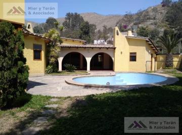 Casa · 405m² · 5 Dormitorios · 3 Estacionamientos · Moderna Casa en Venta en La Molina