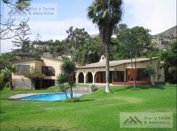 Casa · 720m² · 6 Dormitorios · 9 Estacionamientos · Venta de Amplia Casa en Casuarinas Surco