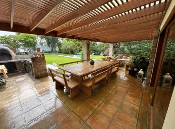 Casa de 3 habitaciones, Lima · Linda Casa con Amplio Jardín, Estilo Rústico y Acogedor