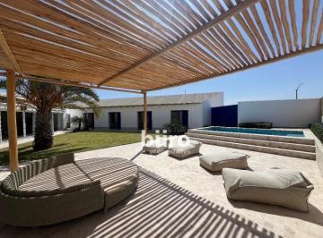 Maravilloso jardín interno con terraza y piscina · Maravillosa Casa de Playa en Venta Condominio Oasis, Paracas