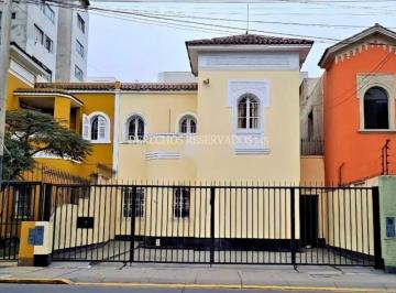Terreno / Lote · 238m² · 8 Dormitorios · 3 Estacionamientos · Casa Como Terreno en Av Arequipa, San Isidro - A. T. 303 m²