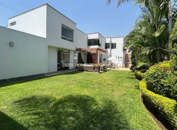 Casa · 236m² · 3 Dormitorios · 2 Estacionamientos · Linda Casa de At. 348 m² en Condominio de 3 Casas en El Sol de La Molina