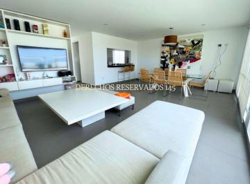 Casa · 234m² · 4 Dormitorios · 2 Estacionamientos · Moderna Casa de Playa (Tercera Fila) en Cala de Mar