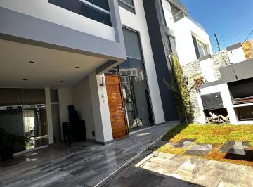 Casa de 4 habitaciones, Arequipa · Oportunidad! Moderna Casa en Alquiler Amoblada