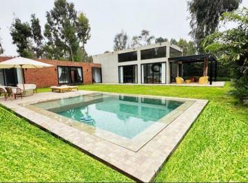 Casa de 4 habitaciones, Lima · Casa Moderna y Lujosa con Piscina y Acabados Premium 1,256 m²