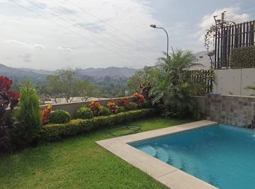 Jardín · Elegante y Moderna Casa Como de Estreno y con Hermosa Vista Verde