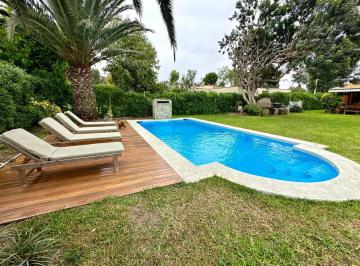Casa de 4 habitaciones, Lima · Espaciosa Casa con Amplia Área Social y Piscina