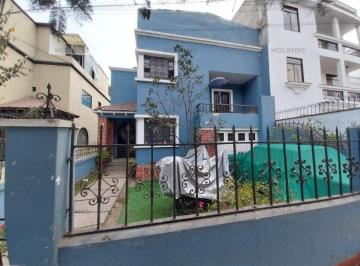Casa · 237m² · 3 Dormitorios · 2 Estacionamientos · Casa en Venta en Miraflores