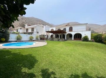 Casa de 3 habitaciones, Lima · Linda Casa en Rinconada, 3 o 4 Dorm, Jardin, Piscina, Parrilla, 2 a + Cocheras!