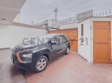 cochera · Se Vende Casa Uso Comercial o Residencial en Santiago de Surco