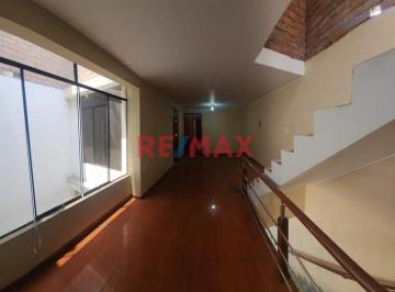 Casa · 220m² · 5 Dormitorios · 1 Estacionamiento · Esta Casa Amplia Esta Lista Para Que Te Mudes con Tu Familia