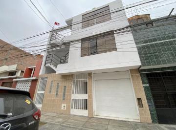 Casa · 408m² · 12 Dormitorios · 1 Estacionamiento · c¡Oportunidad Única! Casa Multifamiliar en Los Olivos con Potencial Inversorasa en
