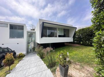 Casa · 1000ha · 4 Dormitorios · 5 Estacionamientos · Venta de Casa Moderna y Lujosa con Piscina en Lurin