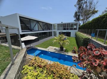Casa · 1000m² · 4 Dormitorios · 5 Estacionamientos · Venta de Casa Moderna y Lujosa con Piscina en Lurin