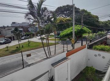 Casa de 5 habitaciones, Lima · Casa en Esquina Frente a Parque