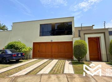 Casa de 4 habitaciones, Lima · Venta Casa Dos Pisos, Techo Doble Altura, 4 Dorm. en Rinconada Baja - La Molina.