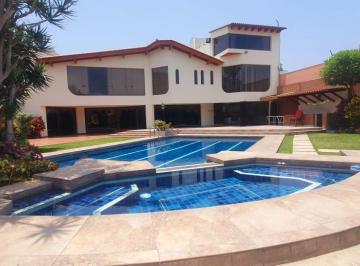 Casa · 950m² · 5 Dormitorios · 4 Estacionamientos · Casa con Piscina en La Molina
