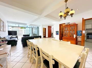 Casa · 241m² · 4 Dormitorios · 1 Estacionamiento · Casa - Santa Maria del Mar