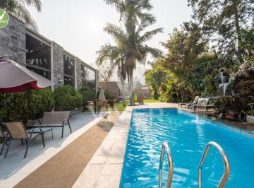 Casa · 180m² · 4 Dormitorios · 5 Estacionamientos · Casa de Campo 2500 m² en Alquiler