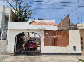 Casa de 6 habitaciones, Chiclayo · Venta de Casa Frente a Parque y Cerca del Mercado de Moshoqueque