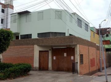 Casa · 246m² · 7 Dormitorios · 3 Estacionamientos · Casa en Venta (Remodelada) - Av Libertad (San Miguel)