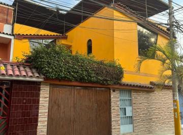 Casa · 196m² · 6 Dormitorios · 1 Estacionamiento · Vendo Amplia Casa - Frente Parque– a 1 Cdra. Universitaria - a Media Cdra. - Av San Felipe - Comas