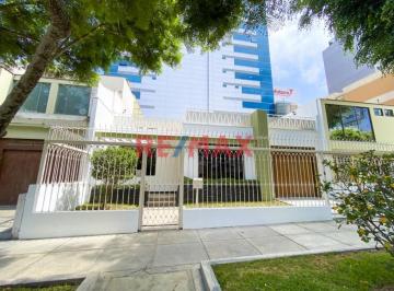 Casa · 250m² · 4 Dormitorios · 2 Estacionamientos · Casa Remodelada Dentro de Condominio Cerrado en Pleno Centro de San Isidro con Seguridad 24/7