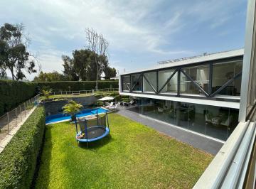 Casa de 4 habitaciones, Lima · Hermosa Casa con Piscina y Arquitectura de Lujo