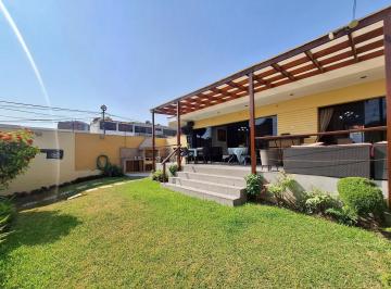 Casa · 321m² · 3 Dormitorios · 2 Estacionamientos · Casa en Venta en Miraflores
