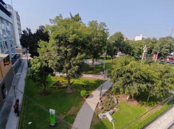 Vista a parque a una cuadra de la iglesia y cole · Alquiler Lindo Dúplex en Surquillo 90 m² con Vista a Parque. (1x1) + Mant.
