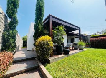Casa · 340m² · 4 Dormitorios · 2 Estacionamientos · Bonita y con Estilo, Casa de Techos Altos y Terraza Vista Al Jardín